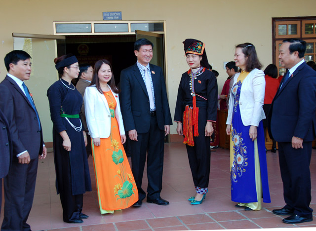 Lãnh đạo huyện trao đổi với đại biểu HĐND bên lề kỳ họp cuối năm. (Ảnh MQ)