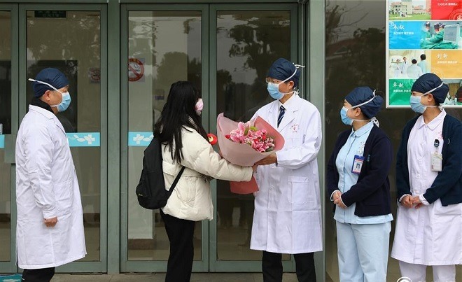 Bệnh nhân Jin (thứ 2 từ trái sang) được các bác sĩ Bệnh viện Thượng Hải tặng hoa nhân ngày xuất viện.