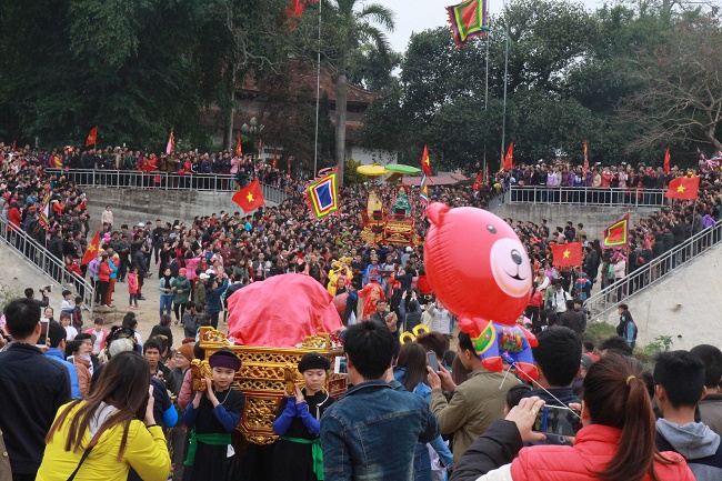 Lễ hội Đền Đông Cuông, một trong những lễ hội thu hút đông du khách thập phương dịp đầu năm của tỉnh Yên Bái.