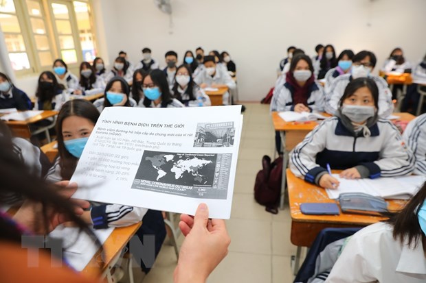 Giáo viên tuyên truyền cách phòng chống dịch viêm phổi cấp do chủng mới của virus Corona (nCoV) đến các học sinh.