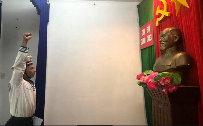 Chiến sĩ Đỗ Trịnh Tuế tuyên thệ trong lễ kết nạp đảng và nhận quyết định kết nạp Đảng.