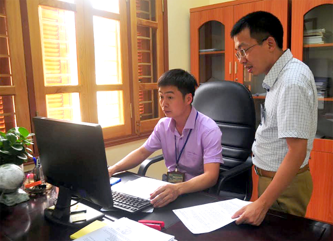 Cán bộ Chi cục Thuế huyện Mù Cang Chải triển khai nhiệm vụ thu ngân sách 2020.