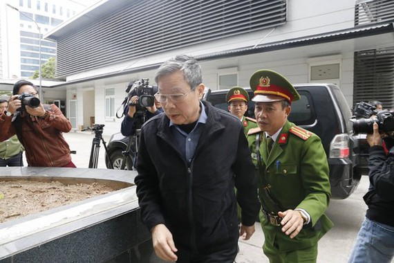 Ông Nguyễn Bắc Son bước vào phòng tuyên án sáng ngày 28-12.