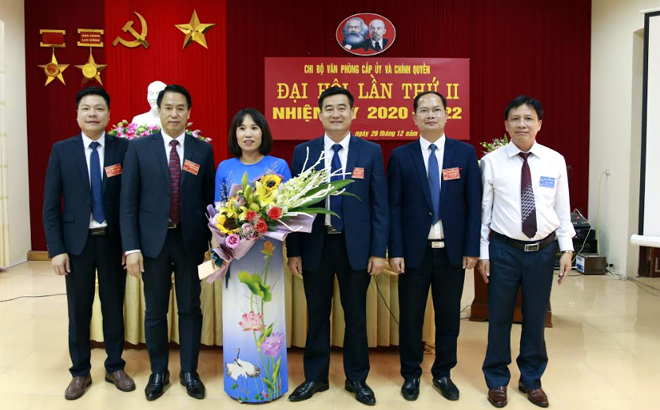 Ban chi ủy Chi bộ Văn phòng cấp ủy - Chính quyền huyện Văn Yên ra mắt Đại hội.