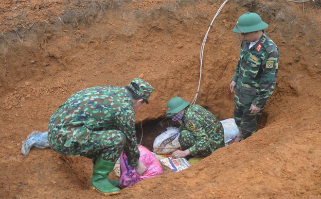 Lực lượng công binh  tiến hành liên kết lượng nổ vào bom.