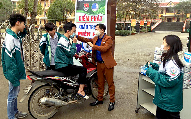Đoàn Trường THPT Thác Bà, huyện Yên Bình tổ chức phát khẩu trang miễn phí cho đoàn viên thanh niên trong nhà trường.
