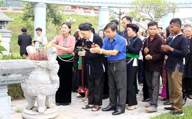 Nhân dân các dân tộc tỉnh Yên Bái thắp hương tại Di tích lịch sử Khu mộ Nguyễn Thái Học và các chiến sỹ hy sinh trong cuộc Khởi nghĩa Yên Bái.