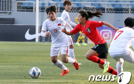 Một pha tranh bóng giữa các cầu thủ tuyển nữ Việt Nam và tuyển nữ Hàn Quốc.