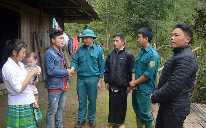 Đoàn công tác của địa phương gặp gỡ động viên công dân Hờ A Châu, thôn Đồng Hẻo, xã Cát Thịnh lên đường nhập ngũ.