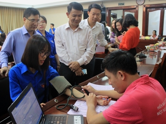 Đoàn viên Công đoàn cơ quan Ban Tuyên giáo Trung ương tham gia hiến máu tình nguyện