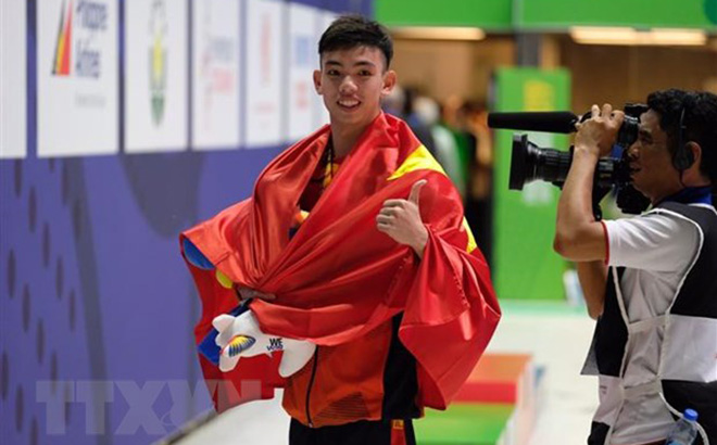 Huy Hoàng sau khi nhận huy chương ở nội dung 400m tự do nam tại SEA Games 30.