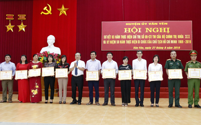 Năm 2019, nhiều tập thể, cá nhân điển hình tiên tiến trong học tập làm theo Bác được tặng giấy khen của UBND huyện Văn Yên.