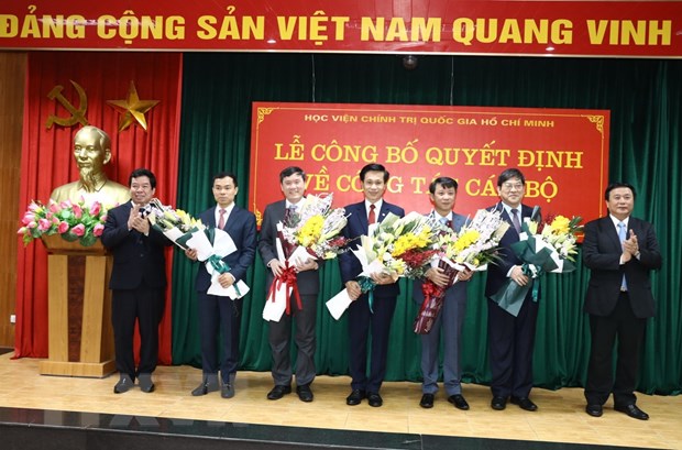 Giáo sư-tiến sỹ Nguyễn Xuân Thắng, Giám đốc Học viện Chính trị quốc gia Hồ Chí Minh tặng hoa, chúc mừng các cán bộ lãnh đạo mới được bổ nhiệm.