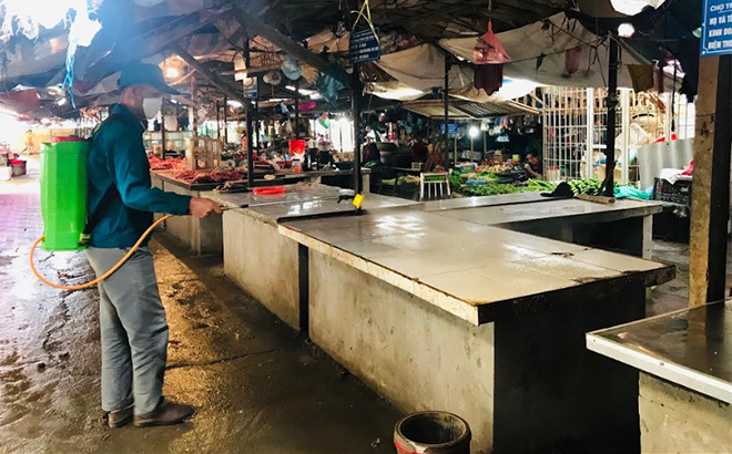 Cán bộ Trung tâm Dịch vụ hỗ trợ và phát triển nông nghiệp huyện Trấn Yên phun tiêu độc khử trùng tại chợ Trung tâm thị trấn Cổ phúc.