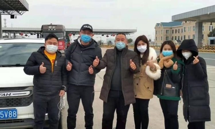 Các tình nguyện viên trong nhóm tài xế chuyên đưa các nhân viên y tế, những người vừa về quê ăn Tết, từ tây bắc Hồ Bắc trở lại Vũ Hán.