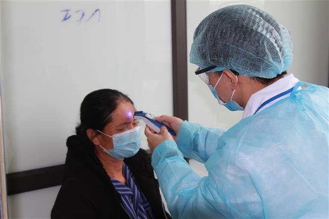 Bác sĩ Bệnh viện đa khoa tỉnh Lạng Sơn kiểm tra thân nhiệt định kỳ cho các trường hợp nghi ngờ nhiễm Covid-19.