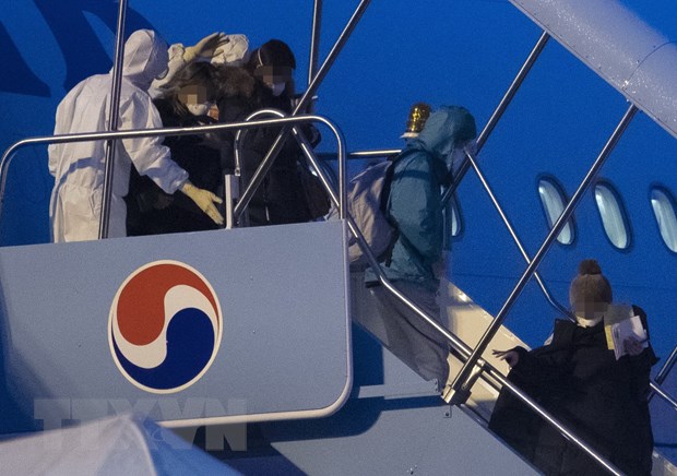 Máy bay sơ tán các công dân Hàn Quốc khỏi Vũ Hán, Trung Quốc về tới sân bay quốc tế Gimpo ở Seoul.