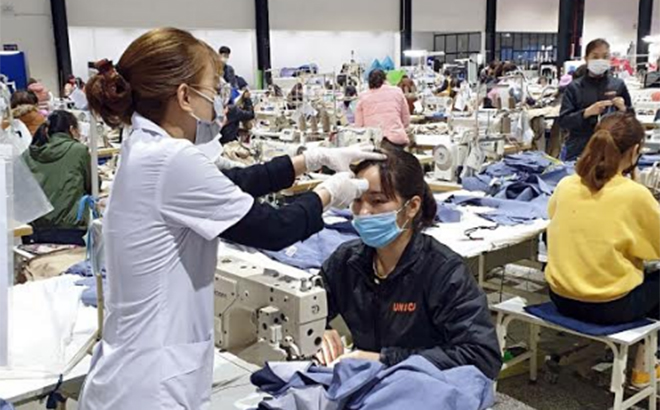 Cán bộ phụ trách công tác y tế Công ty TNHH DaeSeung Global Yên Bình kiểm tra sức khỏe hằng ngày cho công nhân.