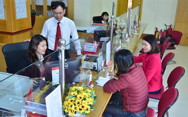 Khách hàng giao dịch tại Ngân hàng Nông nghiệp và Phát triển nông thôn Chi nhánh Bắc Yên Bái.