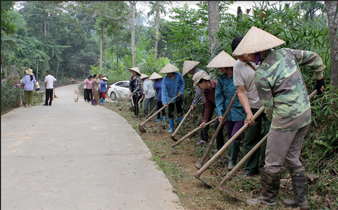Người dân xã Việt Thành tích cực tham gia vệ sinh đường làng, ngõ xóm sạch đẹp.