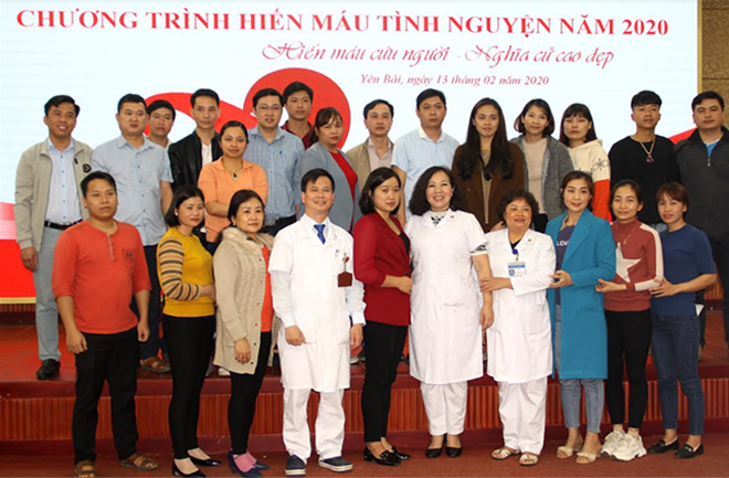 Lãnh đạo Bệnh viện Đa khoa tỉnh Yên Bái lưu lại hình ảnh với các thành viên trước khi hiến máu.