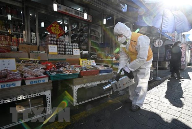 Phun thuốc khử trùng nhằm ngăn chặn sự lây lan của COVID-19 tại khu chợ ở Seoul, Hàn Quốc, ngày 5/2/2020.