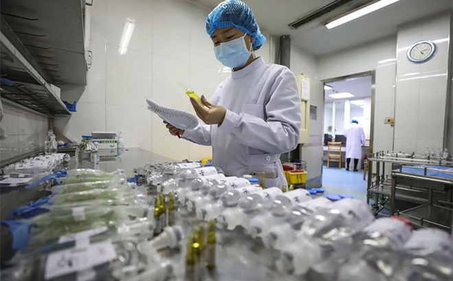 Y tá chuẩn bị thuốc cho bệnh nhân nhiễm Covid-19 tại bệnh viện Jinyintan, Vũ Hán.