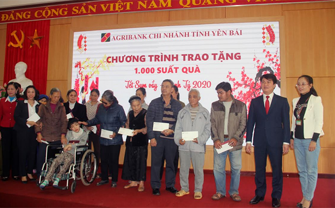 Lãnh đạo Agribank Yên Bái tặng quà cho các hộ nghèo nhân dịp tết Canh Tý 2020.