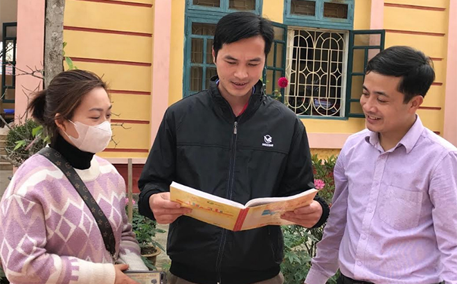 Hội viên nông dân xã Việt Thành, huyện Trấn Yên được tuyên truyền phòng chống dịch bệnh Covid-19.
