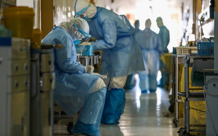 Nhân viên y tế mặc đồ bảo hộ tại bệnh viện ở Vũ Hán hôm 16/2.