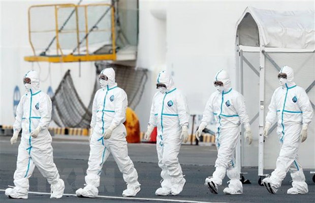 Nhân viên y tế làm nhiệm vụ gần tàu Diamond Princess tại khu vực cảng Yokohama, Nhật Bản ngày 10/2/2020.