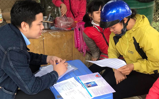 Cán bộ Bảo hiểm xã hội huyện Lục Yên tuyên truyền, vận động người dân tham gia bảo hiểm xã hội tự nguyện.