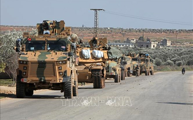 Đoàn xe quân sự Thổ Nhĩ Kỳ tiến vào khu vực phía Đông thành phố Idlib, Syria ngày 20/2/2020.