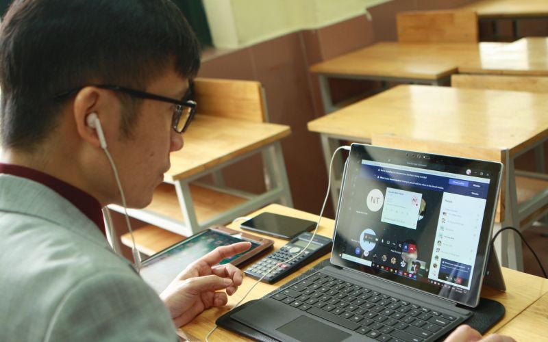 Giáo viên trường THCS&THPT Nguyễn Tất Thành (Hà Nội) dạy học trực tuyến cho học trong thời gian trường tạm nghỉ phòng dịch Covid-19