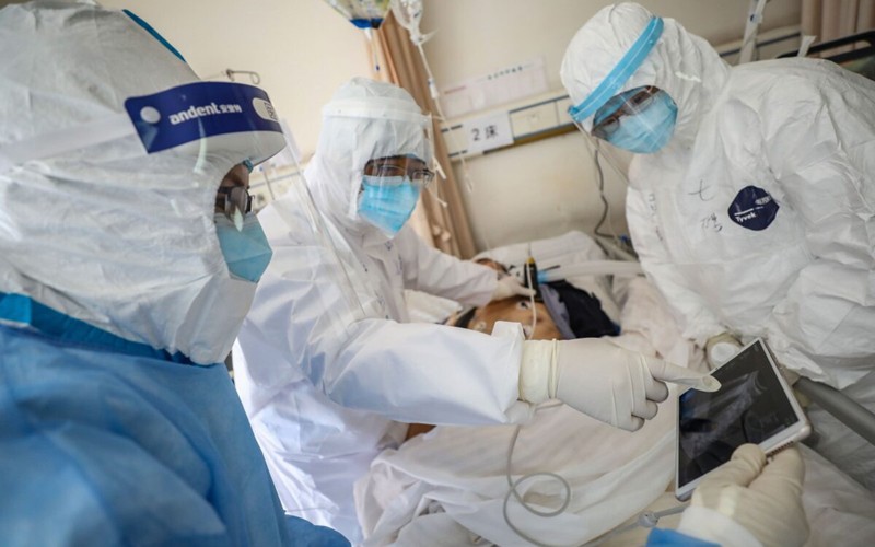 Nhân viên y tế kiểm tra bệnh nhân nhiễm Covid-19 ở Vũ Hán, Trung Quốc.