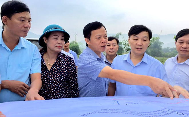 Các đồng chí lãnh đạo huyện Lục Yên khảo sát các dự án phát triển kinh tế trên địa bàn.