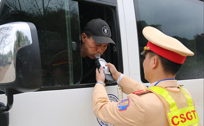 Cán bộ Đội Cảnh sát giao thông, Công an huyện Văn Yên kiểm tra nồng độ cồn người điều khiển phương tiện giao thông.