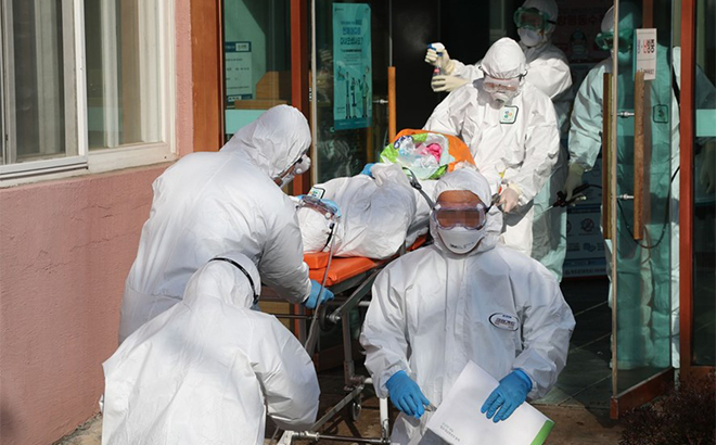 Nhân viên y tế chuyển một bệnh nhân nghi nhiễm COVID-19 khỏi bệnh viện Daenam, thành phố Cheongdo.