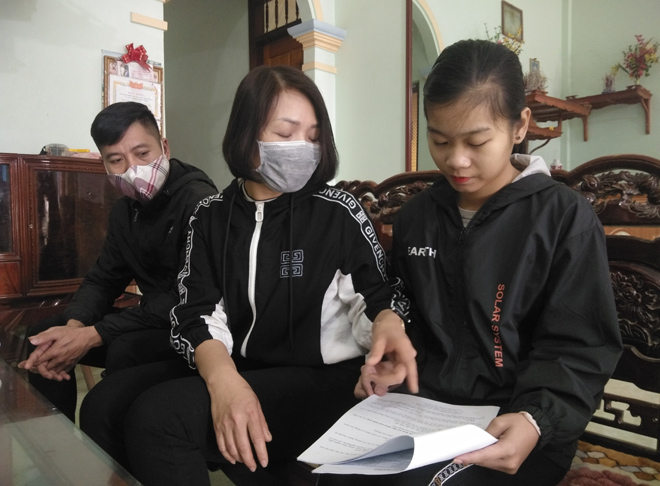 Giáo viên Trường TH&THCS Quy Mông hướng dẫn ôn luyện kiến thức cho học sinh tại nhà.