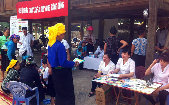 Cán bộ y tế Trung tâm Y tế thị xã Nghĩa Lộ tuyên truyền phòng, chống dịch bệnh cho người dân.
