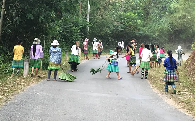 Nông dân thôn Khuôn Bổ, xã Hồng Ca tích cực vệ sinh môi trường nhằm giữ vững tiêu chí về môi trường của xã nông thôn mới.
