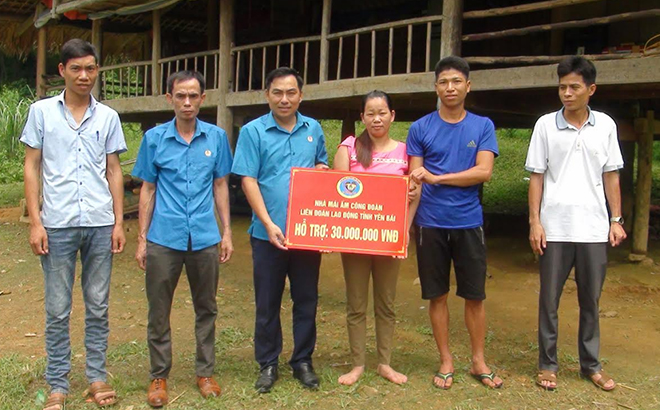 Liên đoàn Lao động huyện Lục Yên trao tiền hỗ trợ làm nhà 