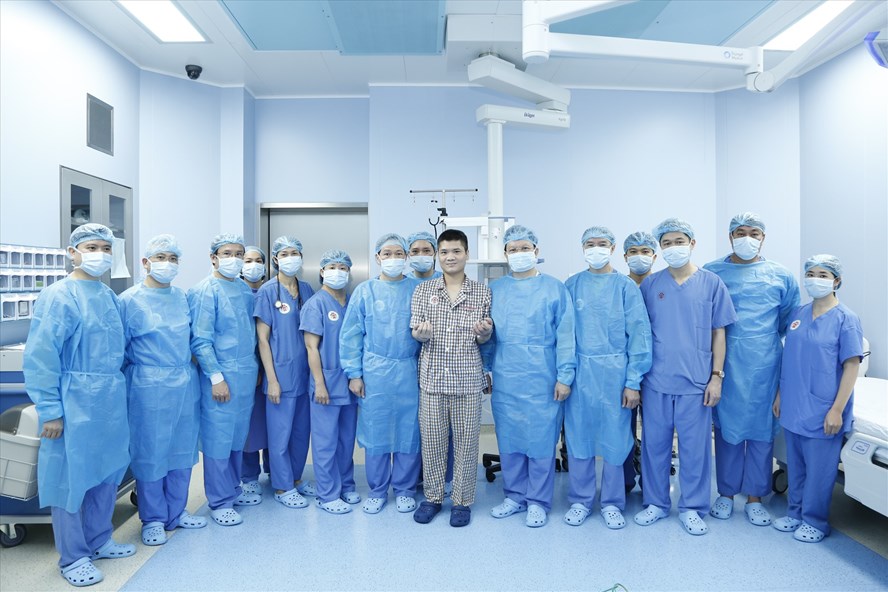 Bệnh nhân với bàn tay đang phục hồi rất tốt, chụp hình cùng các y bác sĩ đã thực hiện ca ghép chi thể đầu tiên từ người cho sống trên thế giới.