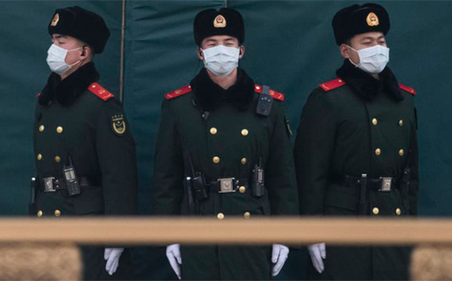 Cảnh sát Trung Quốc đeo khẩu trang khi làm nhiệm vụ tại Bắc Kinh.