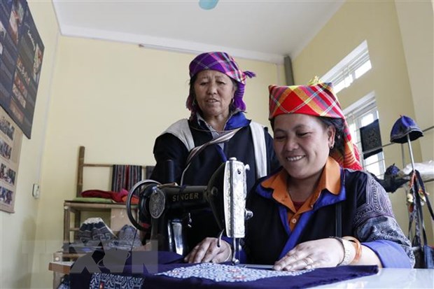 Những sản phẩm thổ cẩm độc đáo được hoàn thiện dưới đường may khéo léo của phụ nữ Mông.
