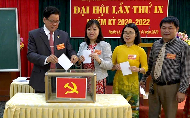 Đảng viên Chi bộ Tuyên giáo - Dân vận, Đảng bộ Trung tâm Bồi dưỡng chính trị thị xã bỏ phiếu bầu Ban chấp hành khóa mới.