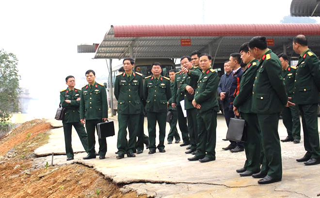 Thiếu tướng Phạm Hồng Chương - Tư lệnh Quân khu (đứng thứ 3 từ phải sang) và đoàn công tác kiểm tra thực tế tại Kho vũ khí.