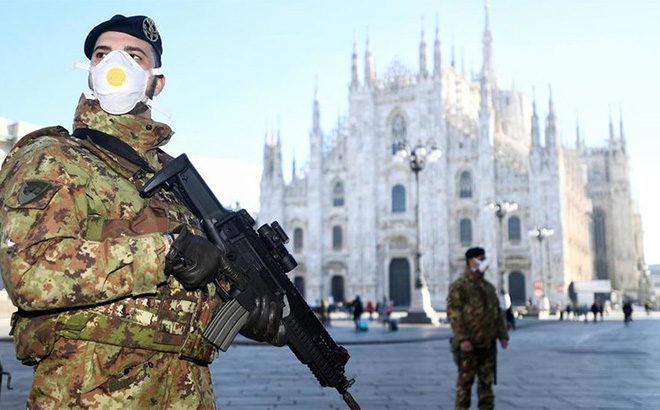 Quân nhân Italy đeo khẩu trang tuần tra bên ngoài nhà thờ lớn Duomo được lệnh đóng cửa vì virus corona mới, ngày 24/02/2020.