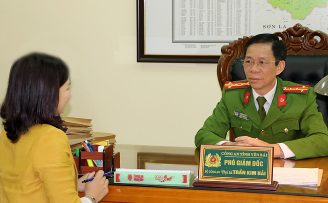 Đại tá Trần Kim Hải - Phó Giám đốc Công an tỉnh trả lời phỏng vấn phóng viên Báo Yên Bái.