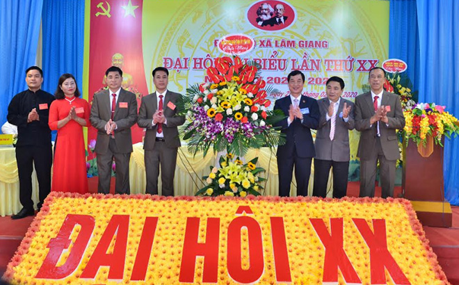 Đồng chí Nguyễn Minh Tuấn - Ủy viên Ban Thường vụ, Trưởng ban Tuyên giáo Tỉnh ủy cùng lãnh đạo Ban Tổ chức Tỉnh ủy tặng hoa chúc mừng Đại hội.